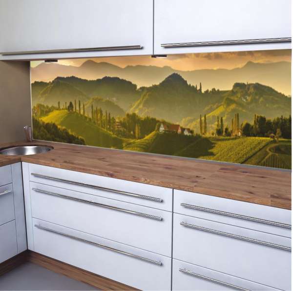 Küchenrückwand mit idyllischer Berglandschaft