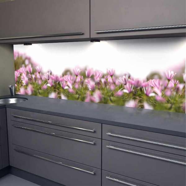 Küchenrückwand Blumenpanorama mit violetten Blüten